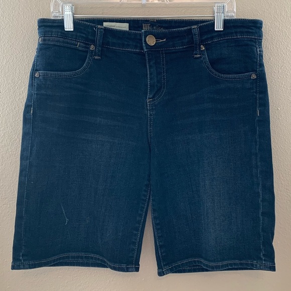 Kut from the Kloth Women's Lightly Distressed Denim Catherine Boyfriend Short 8 - Picture 1 of 8